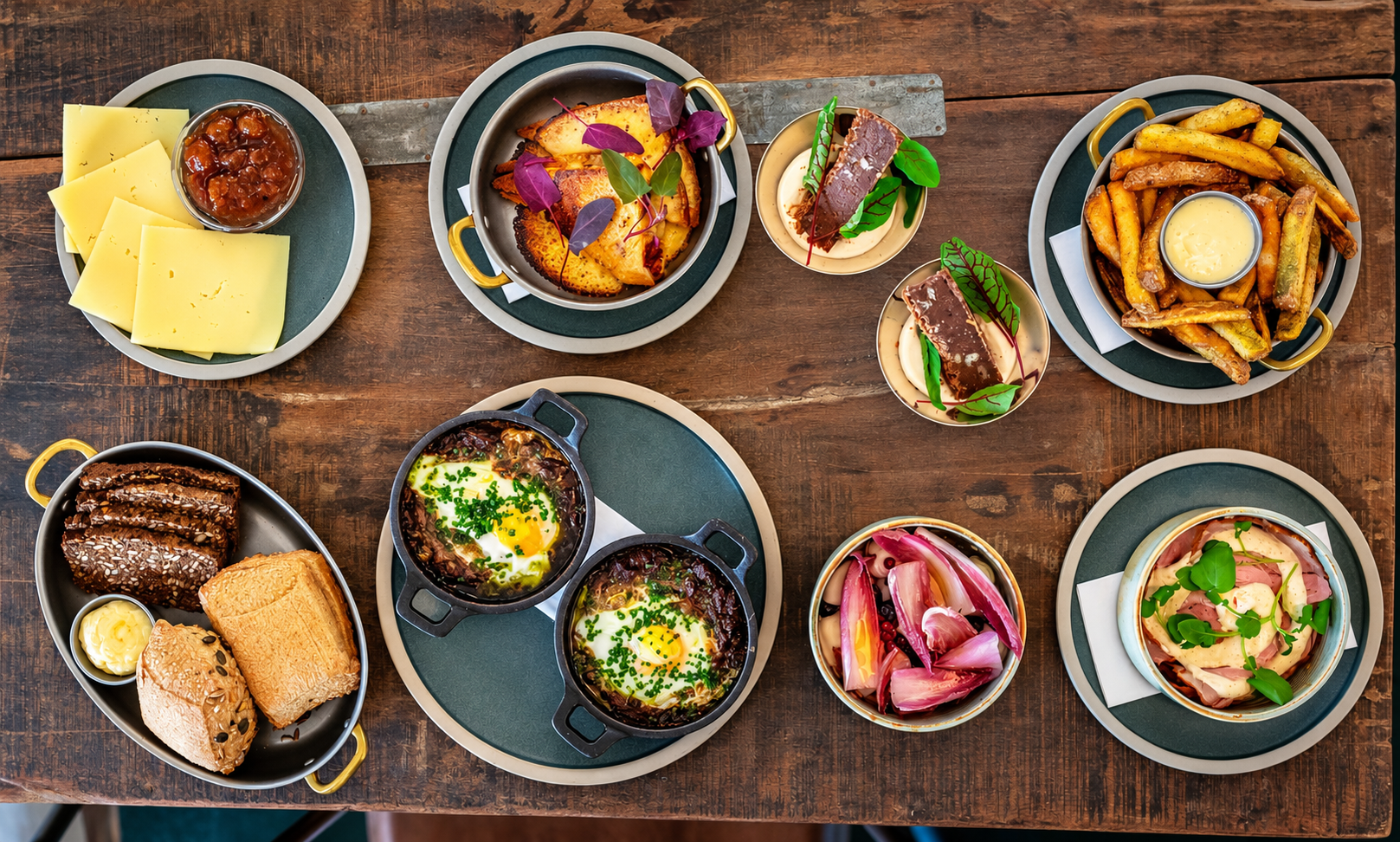 Brunchbord hos MellemRum I Skoven med æg, hjemmebagt brød, ost og flere små retter